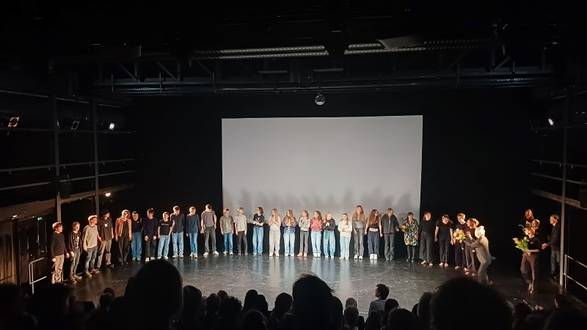 Quelle: Katholische Akademie der Erzdiözese Freiburg Viele Schülerinnen und Schüler stehen auf der Bühne im Halbkreis
