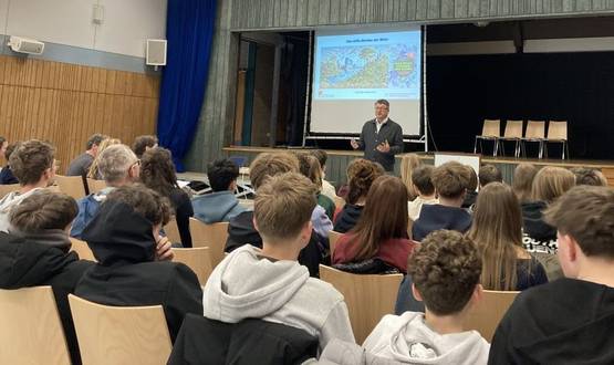 Quelle: Katholische Akademie der Erzdiözese Freiburg Ein Mann spricht vor vielen Schülerinnen und Schüler im Hörsaal