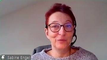 Quelle: Katholische Akademie Freiburg, Palliative Care Forum Eine Frau mit einem Headset